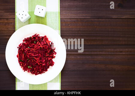 Rohe geriebene rote Bete, Apfel und Karotte Salat mit Petersilie, fotografiert Overhead mit Tageslicht Stockfoto