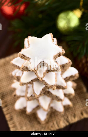 Traditionelle deutsche (Zimtsterne Zimtsterne) Weihnachtsplätzchen aus gemahlenen Mandeln, Zimt, Eiweiß und Puderzucker bestreuen, Baiser oben Stockfoto