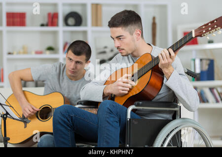 Freunde, die Gitarre zu spielen Stockfoto