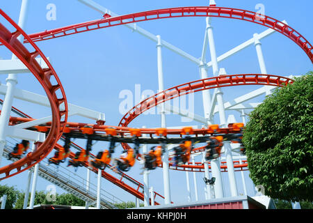 Lustig mit Achterbahn im Freizeitpark, so aufgeregt. Stockfoto