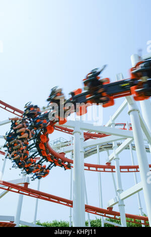 Lustig mit Achterbahn im Freizeitpark, so aufgeregt. Stockfoto