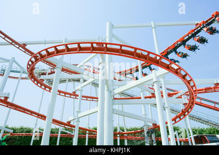 Lustig mit Achterbahn im Freizeitpark, so aufgeregt. Stockfoto