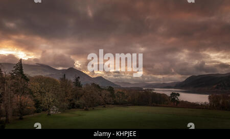 UK LANDSCHAFTEN: Rosa Sonnenaufgang über Bassenthwaite Lake, Ullock Pike und Skiddaw Berge, Lake District, Cumbria Stockfoto
