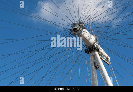 London, UK, 17. Oktober 2017: in der Nähe des London Eye in London, England mit Blick auf die Drehachse. Stockfoto