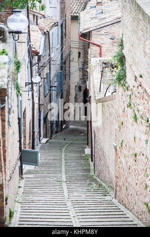 Eine kleine Straße in Urbino Stockfoto