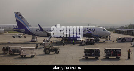 Kathmandu, Nepal - Oct 17, 2017. Ein indigo Flugzeug Andocken an Tribhuvan Intl Airport in Kathmandu, Nepal. Über 38 Fluggesellschaften verbinden Nepal destinat Stockfoto