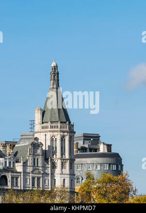 LONDON, Großbritannien - 17. Oktober 2017: Die Royal Horseguards wurden 1884 im Stil eines französischen Cheteau als Sitz des National Liberal Club erbaut. Entworfen von Alfred Waterhouse Stockfoto