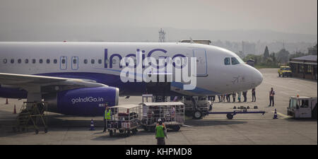 Kathmandu, Nepal - Oct 17, 2017. Ein indigo Flugzeug Andocken an Tribhuvan Intl Airport in Kathmandu, Nepal. Über 38 Fluggesellschaften verbinden Nepal destinat Stockfoto