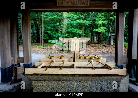 Reinigung Brunnen am Meiji Jingu-Schrein in Tokyo Japan Asien. Foto in Japan Asien, Tokyo, August 2017. Stockfoto