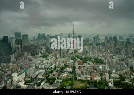 Blick auf die Skyline von Tokio Nebel wolken Nebel. Foto in Japan Asien, Tokyo, August 2017. Stockfoto