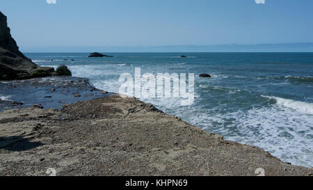 Blick auf die Pazifikküste von Point Reyes National Seashore, Marin County, Kalifornien, USA, auf alamere fällt, während der Flut. alamere Fa Stockfoto