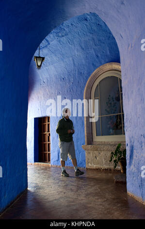 Das Kloster der heiligen Katharina (Santa Catalina), Arequipa, Peru. Die engen Gassen, in Blau- und Rottönen gemalt sind die Freude der alle Liebhaber von ph Stockfoto