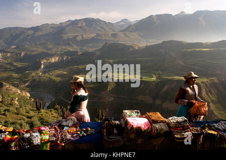 Handwerksbetriebe auf der Route, die zum Cruz del Cóndor führt. Colca Valley, Peru Stockfoto