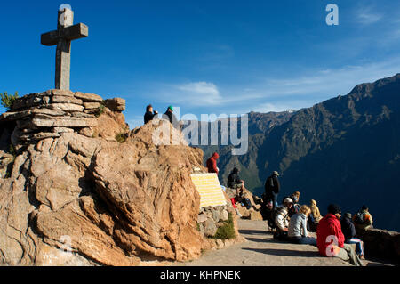 Cruz del Condor, Aussichtspunkt im Colca Canyon, Peru. In dem Cruz del Cóndor, Touristen auf der Suche nach dem besten Platz, wo Sie der Andenkondor flyin können vor Ort Stockfoto