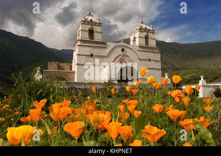 San Francisco Kirche, Lari, Colca Canyon, Arequipa, Peru. Kolonialkirche auf dem hauptplatz in Lari. Colca Canyon Bereich. Stockfoto