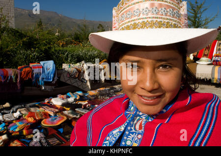 Eine Verkäuferin in ihrer typischen Tracht in Yanke, einer der kleinen Städte im Colca-Tal. Colca Canyon, Arequipa, Peru Stockfoto