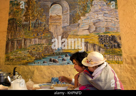 Gemälde an der Wand des Chivay-Marktes, einer der kleinen Städte im Colca-Tal. Colca Canyon, Peru Stockfoto