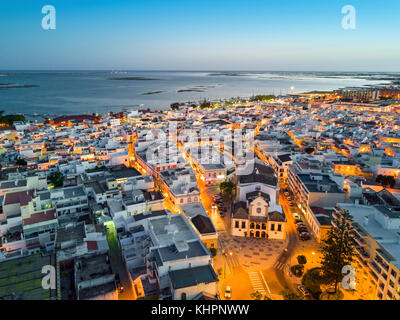 Blick auf die Stadt in der Dämmerung, da restauracao Olhao, Algarve, Portugal Stockfoto