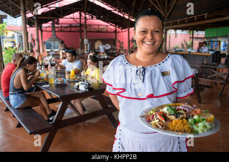 Lokales Essen casado Gericht in einem lokalen Restaurant in La Fortuna Village, Provinz Alajuela, Costa Rica, Mittelamerika Stockfoto