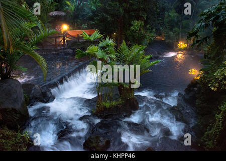 Heiße Quellen aus dem Arenel vocano an der Tabacón Grand Spa, Costa Rica. Besucher genießt eine der warmen Ströme, fließt durch Tabacon Hot Spring Stockfoto