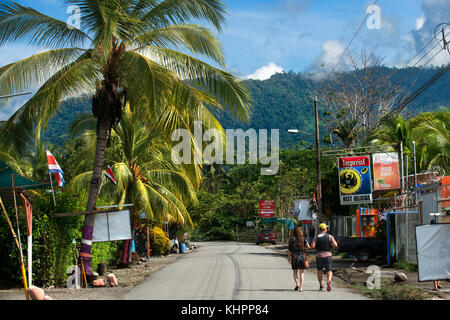 Restaurants und Parkplätze in Bogota Straße in Marino Ballena Nationalpark, Uvita, Costa Rica Stockfoto