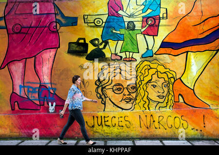 Graffiti an der Wand, die nationalen Parque in San José, Costa Rica. Costa Rica's Geschichte, Familie, narcos, Richter, und Korruption. Stockfoto