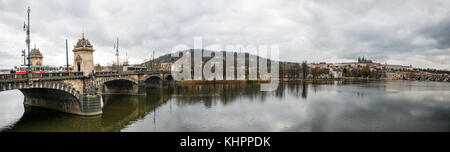 Prag, Tschechische Republik - 12. November 2017: Prag Panorama über der Moldau in der Tschechischen Republik Stockfoto