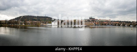 Prag, Tschechische Republik - 12. November 2017: Prag Panorama über der Moldau in der Tschechischen Republik Stockfoto