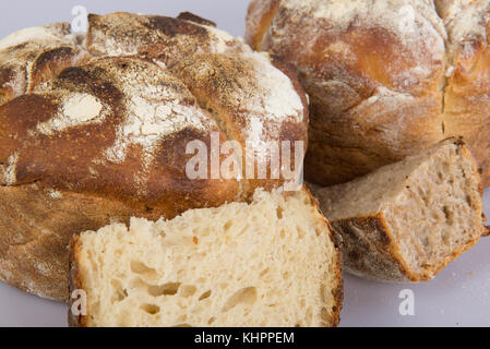Ein frisch gebackenen Laib runde artisan Sauerteig Brot auf isolierten Hintergrund. Stockfoto
