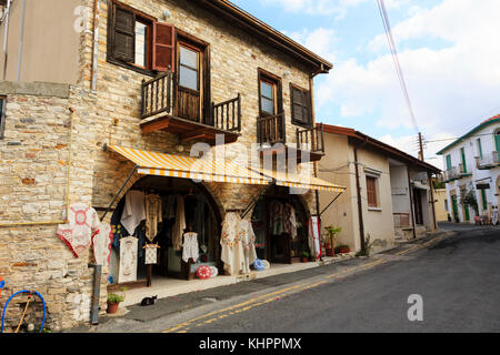 Spitzenklöpplerinnen Shop und Anzeige, Pano Lefkara, Zypern Stockfoto