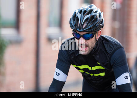 Radfahrer an einem Samstag Morgen shop Fahrt bei wellingborough Zyklen. Stockfoto