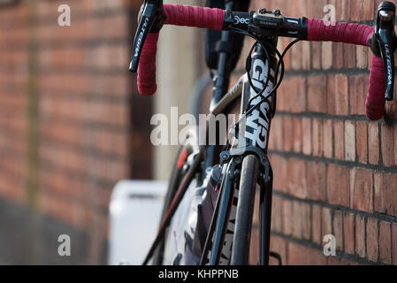 Radfahrer an einem Samstag Morgen shop Fahrt bei wellingborough Zyklen. Stockfoto