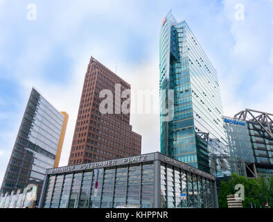 Berlin, Deutschland - 25 August, 2017; drei verschiedene distintively architecturalhigh Gebäuden oberhalb der Bahnhof Potsdamer Platz wie Symbole der Su Stockfoto