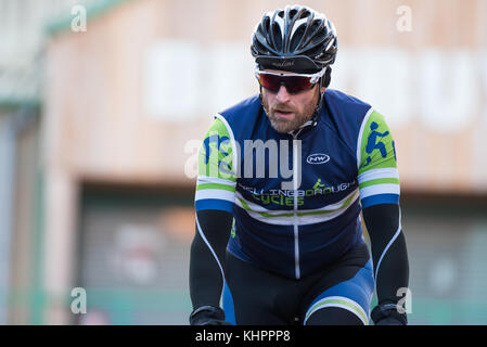 Radfahrer an einem Samstag Morgen shop Fahrt bei wellingborough Zyklen. Stockfoto