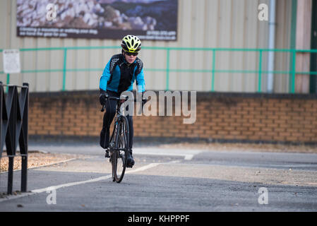 Radfahrer an einem Samstag Morgen shop Fahrt bei wellingborough Zyklen. Stockfoto