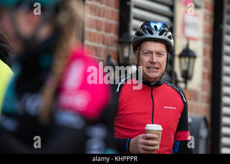 Radfahrer an einem Samstag Morgen shop Fahrt bei wellingborough Zyklen. Stockfoto