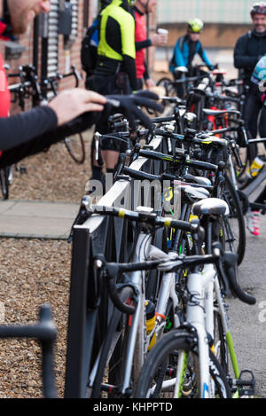 Radfahrer an einem Samstag Morgen shop Fahrt bei wellingborough Zyklen. Stockfoto