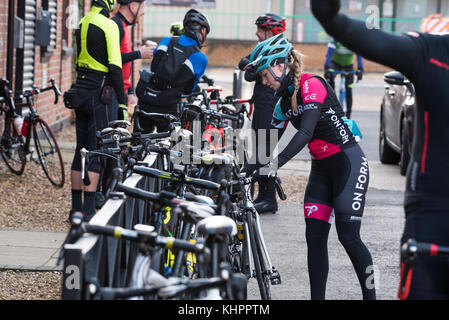 Radfahrer an einem Samstag Morgen shop Fahrt bei wellingborough Zyklen. Stockfoto