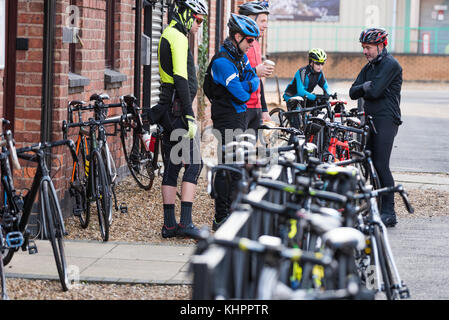 Radfahrer an einem Samstag Morgen shop Fahrt bei wellingborough Zyklen. Stockfoto