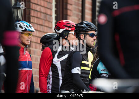 Radfahrer an einem Samstag Morgen shop Fahrt bei wellingborough Zyklen. Stockfoto