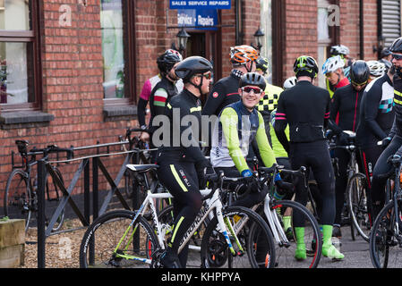 Radfahrer an einem Samstag Morgen shop Fahrt bei wellingborough Zyklen. Stockfoto