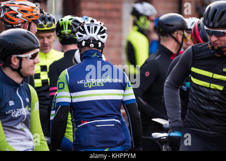 Radfahrer an einem Samstag Morgen shop Fahrt bei wellingborough Zyklen. Stockfoto