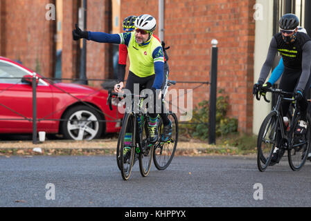 Radfahrer an einem Samstag Morgen shop Fahrt bei wellingborough Zyklen. Stockfoto