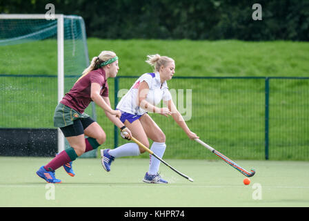 Zwei weibliche Hockey Spieler konkurrieren für die Kugel Stockfoto