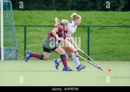 Zwei weibliche Hockey Spieler konkurrieren für die Kugel Stockfoto