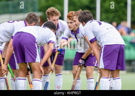 Mens Hockey Team vor dem Start eines Spiels gepresst zusammen Stockfoto