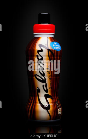 LONDON, Großbritannien - 17. November 2017: Flasche Galaxy Smooth Milk Drink auf schwarzem Hintergrund, hergestellt und vermarktet von Mars, Incorporated, Stockfoto