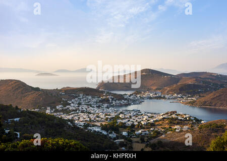 Atemberaubende Aussicht auf das Meer von der Chora patmos Insel, Griechenland, am Abend Stockfoto