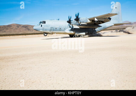 Eine KC-130J Super Hercules auf Marine Antenne Refueler Transport Squadron (VMGR) 352 landet auf dem Fahrrad See Flugplatz, Fort Irwin, Calif., Nov. 14 zugeordnet. Stockfoto
