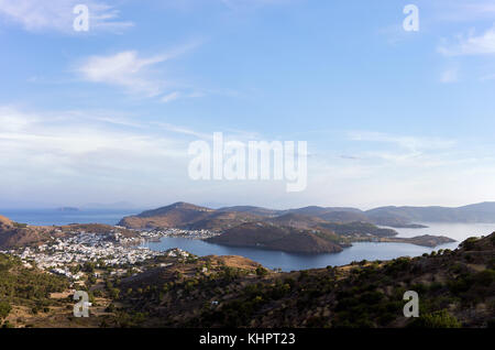 Atemberaubende Aussicht auf das Meer von der Chora patmos Insel, Griechenland, am Abend Stockfoto